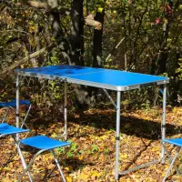 Синій розкладний стіл для пікніка з 4 стільцями