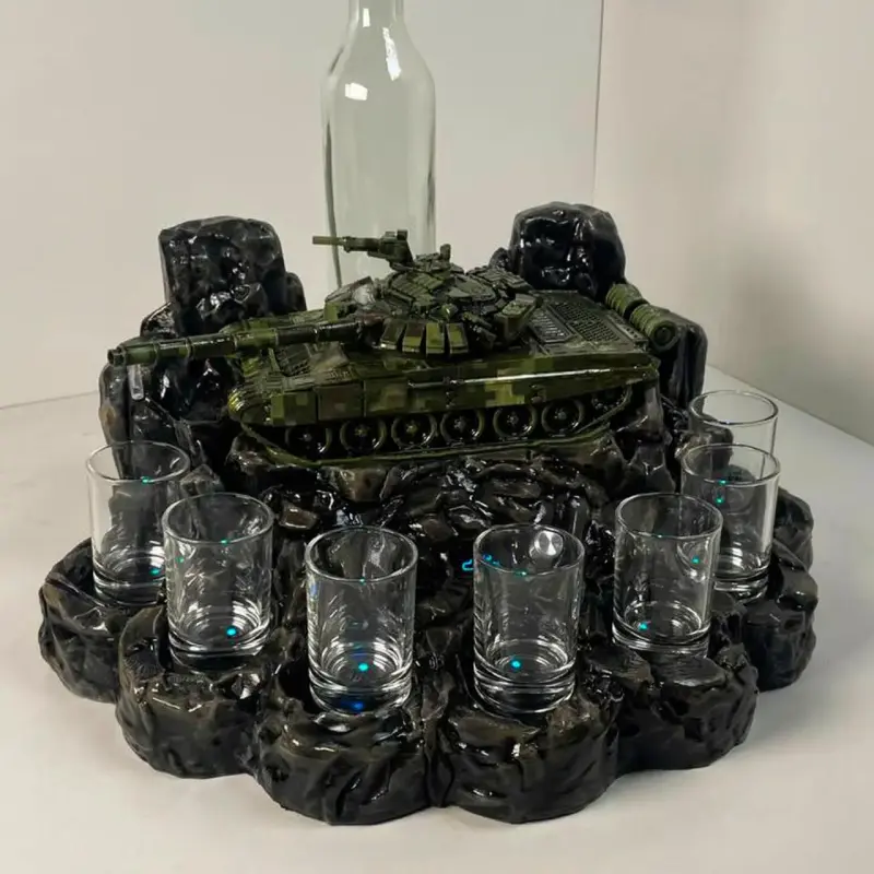 Автоматический наливатор «Танк Т-72» со стелой на 7 рюмок, 3D-печать