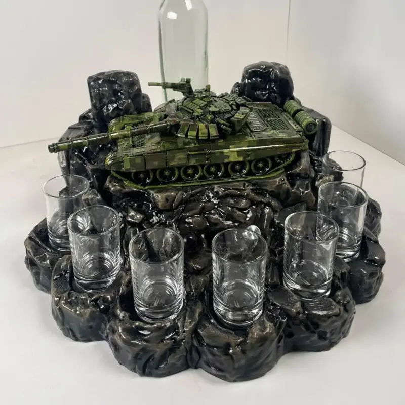 Автоматический наливатор «Танк Т-72» со стелой на 7 рюмок, 3D-печать