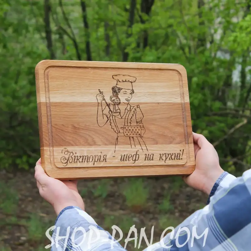 Дерев'яна кухонна дошка з гравіюванням «Вікторія шеф на кухні»