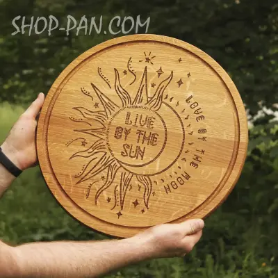 Дерев'яна кухонна дошка з гравіюванням LIVE BY THE SUN