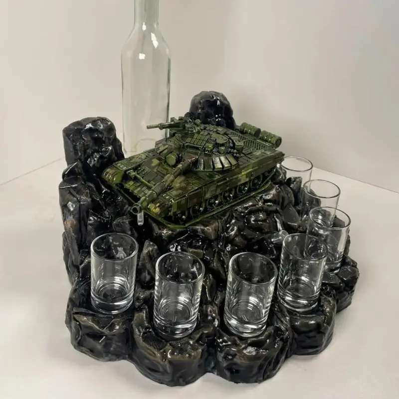 Автоматический наливатор «Танк Т-72» со стелой на 7 рюмок, 3D-печать