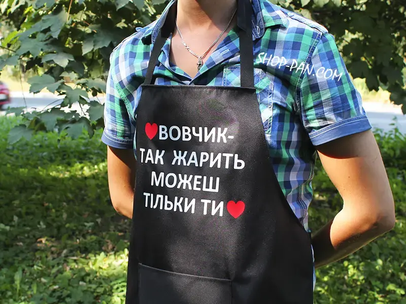 Черный фартук с гриль-комплиментом
