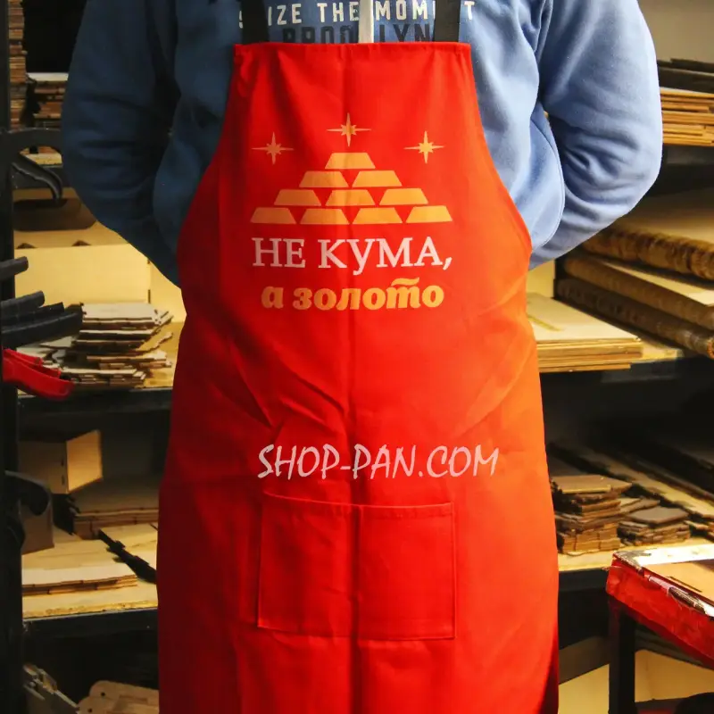 Красный фартук из саржи с принтом Не кума а золото