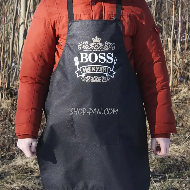 Фартух із принтом BOSS на кухні