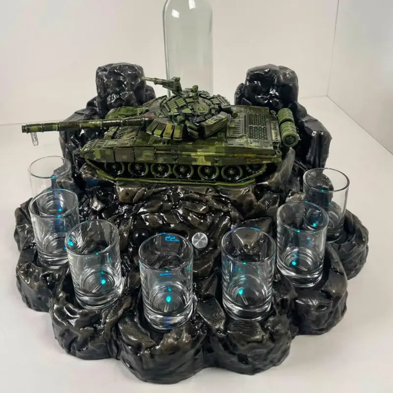 Автоматический наливатор «Танк Т-72» со стелой на 7 рюмок, 3D-печать