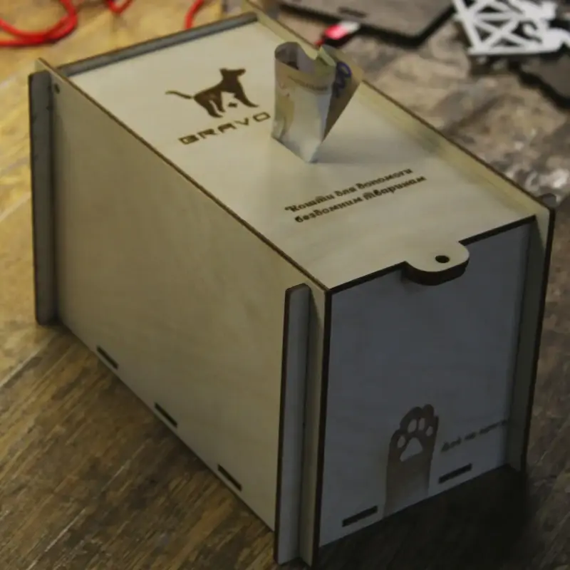 Коробка-скарбничка для грошей з отвором 15 x 15 x 25 см